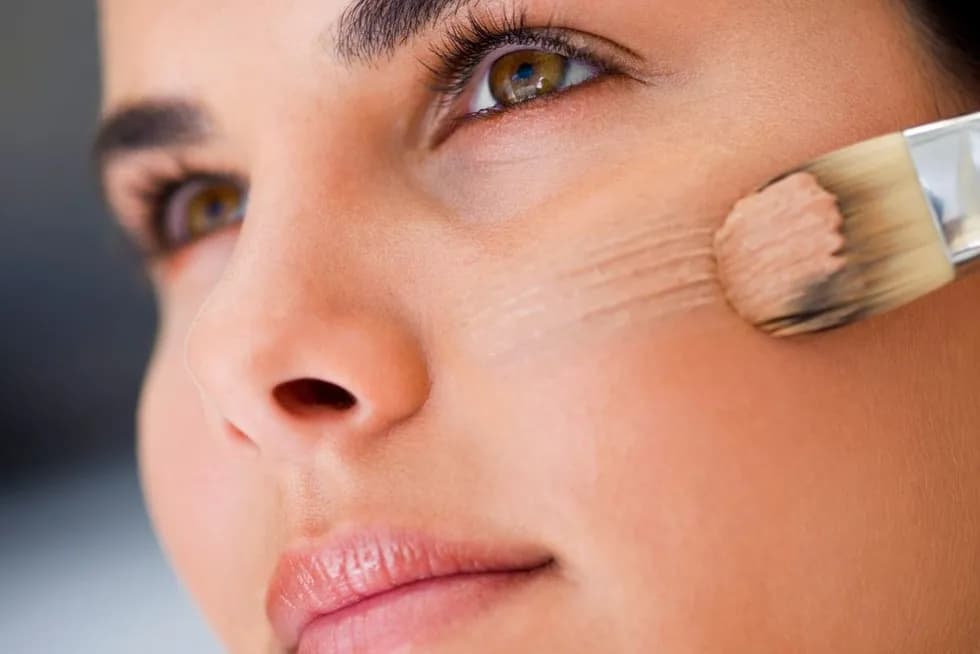 Jaki podkład do cery naczynkowej? Zminimalizuj widoczność naczynek