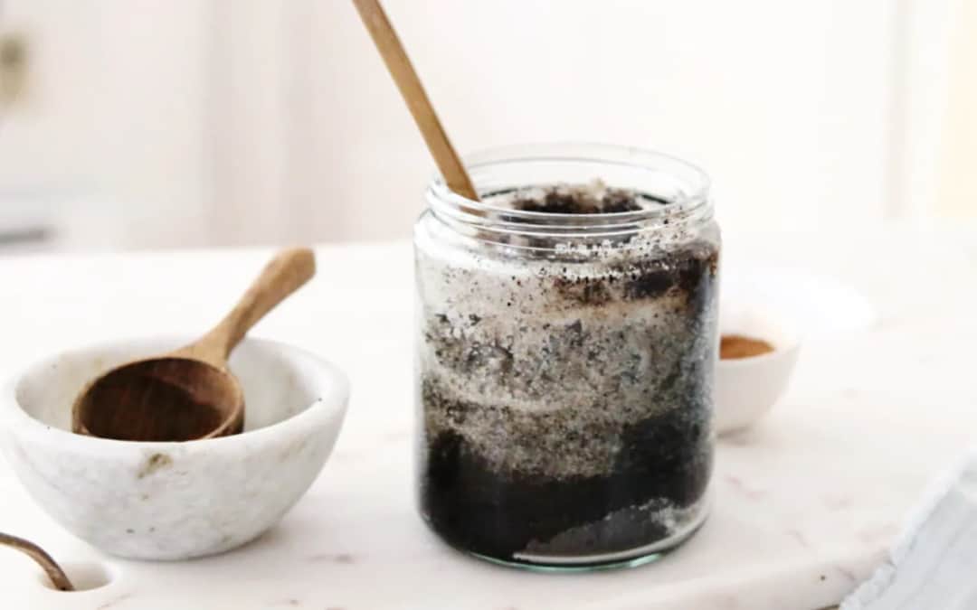 Jak zrobić peeling z kawy, aby poprawić wygląd skóry i uniknąć cellulitu