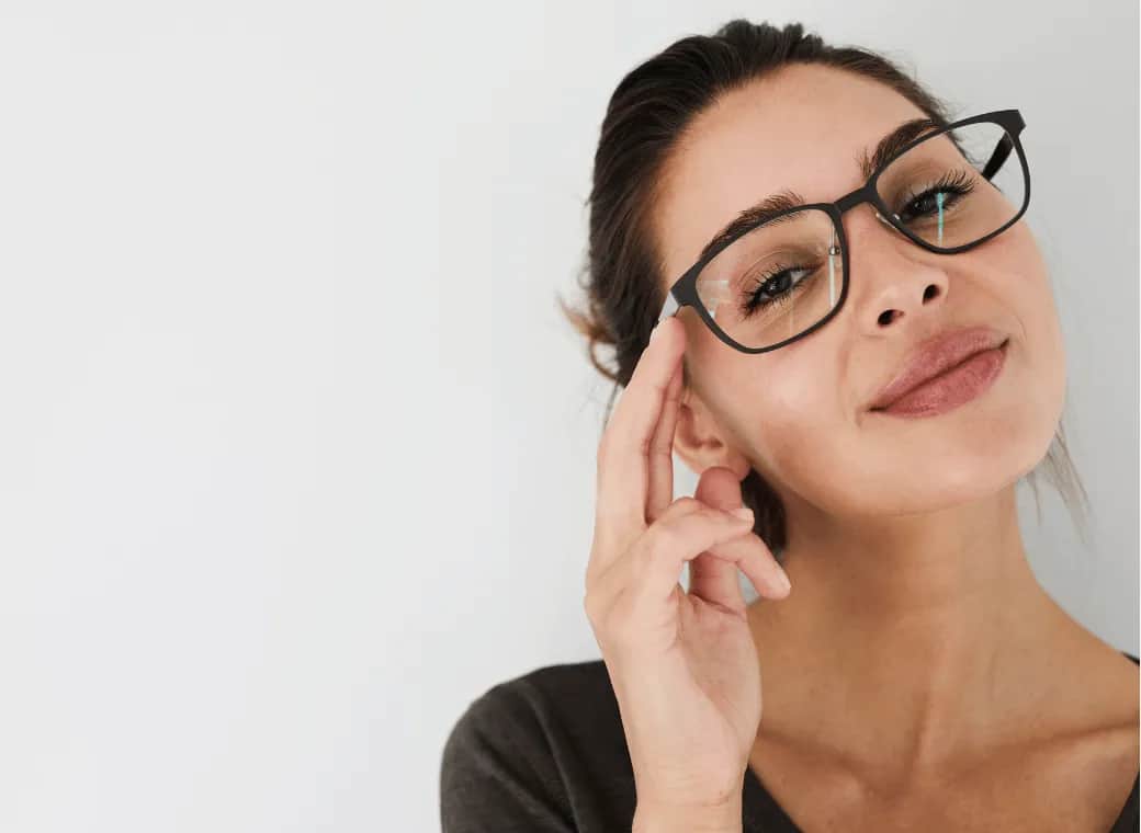 Fryzury które pasują do okularów - stylowe opcje, które podkreślą urodę