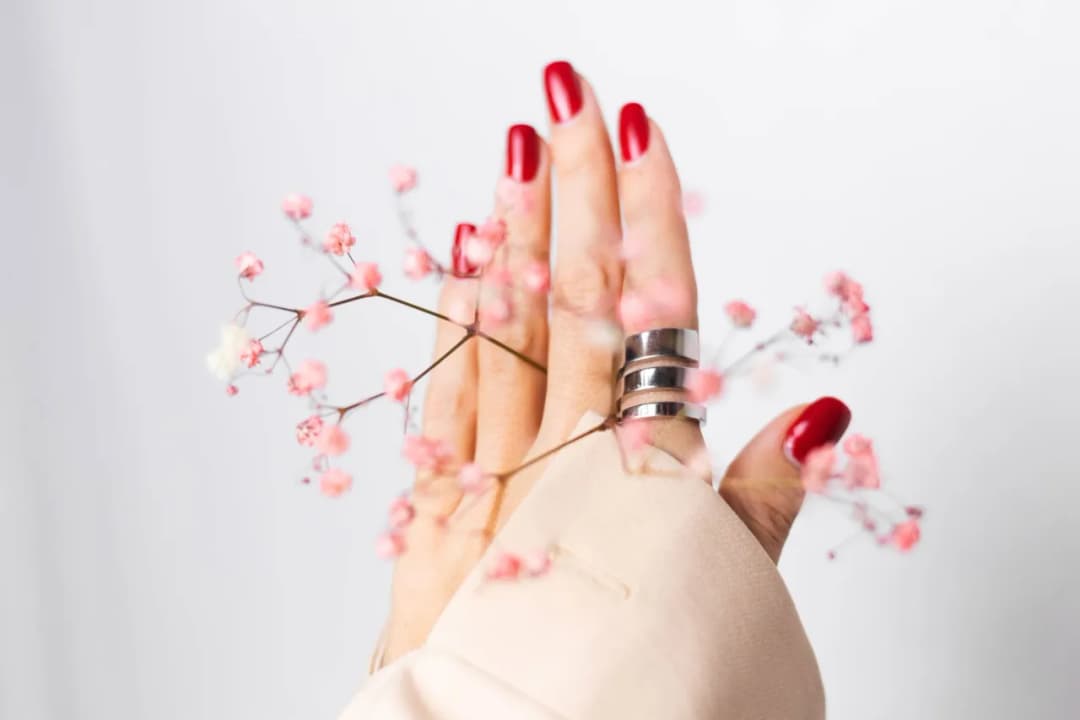 Jak długo utrzymuje się manicure hybrydowy? Oto, co musisz wiedzieć