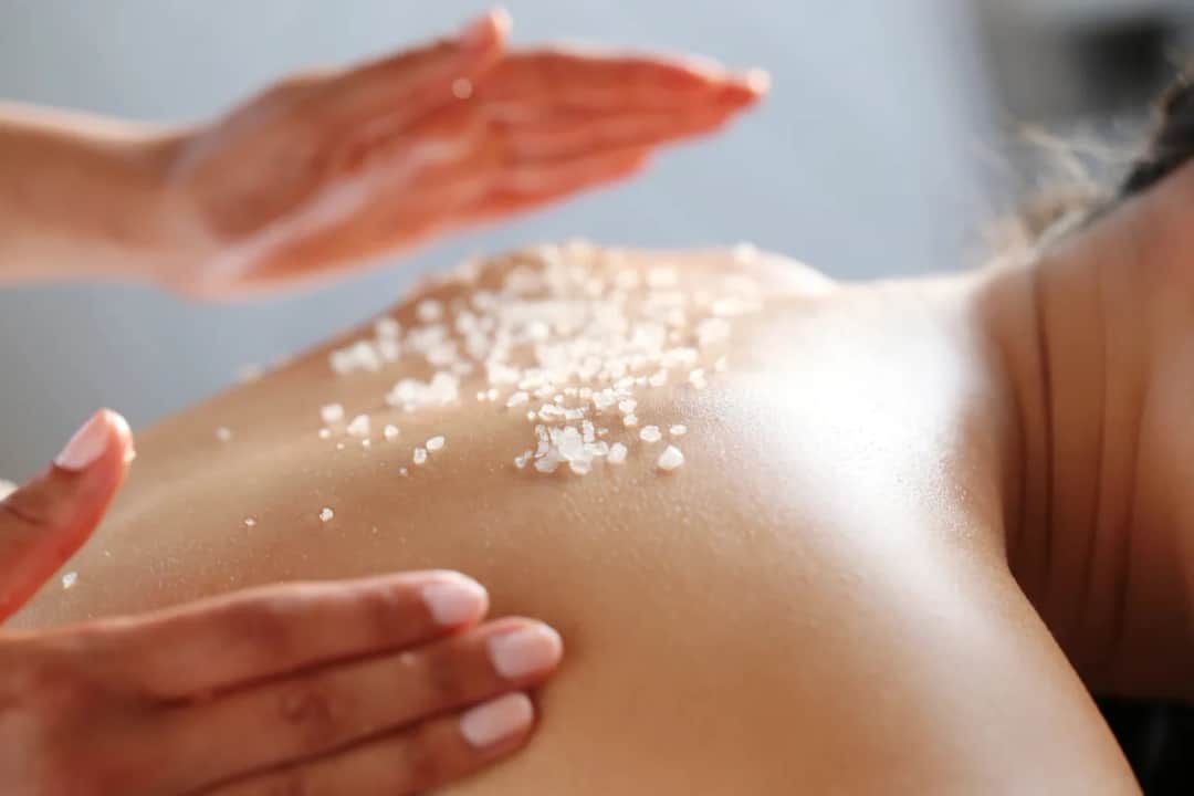 Peeling solny czy cukrowy - który wybór zdziała cuda dla Twojej skóry?