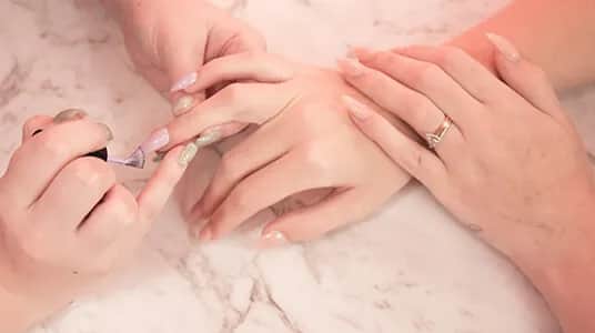 Na czym polega manicure? Odkryj tajniki pielęgnacji paznokci