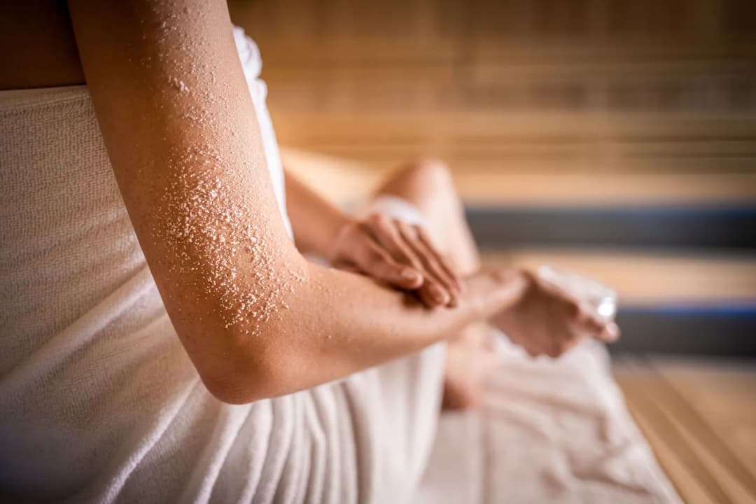 Peeling przed czy po saunie – co przynosi lepsze efekty dla skóry?